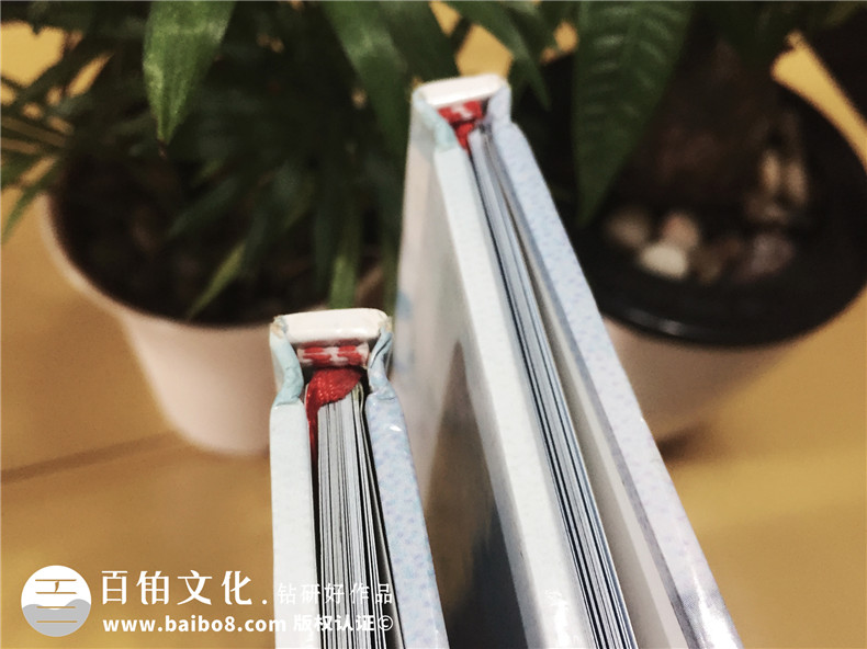 同學(xué)再聚首 完成紀念冊制作紀念研究生同學(xué)的聚會時光！