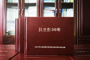 畢業(yè)30年之際 做一本同學(xué)聚會(huì)紀(jì)念冊 刷爆好評 卻有人偷偷抹眼淚!