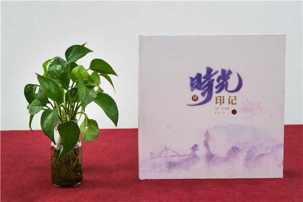 領(lǐng)導(dǎo)定制紀(jì)念冊大概價格-一個工作相冊多少錢