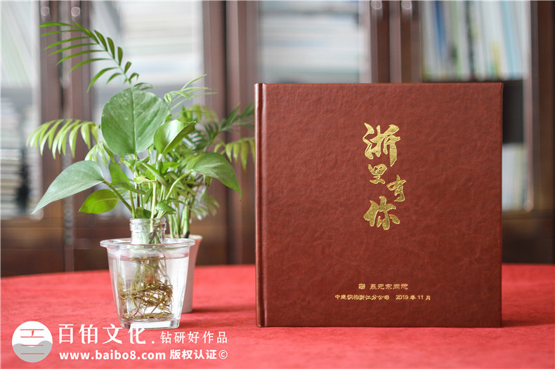 制作一本領(lǐng)導(dǎo)紀(jì)念相冊-需要關(guān)注幾個方面第1張-宣傳畫冊,紀(jì)念冊設(shè)計制作-價格費(fèi)用,文案模板,印刷裝訂,尺寸大小